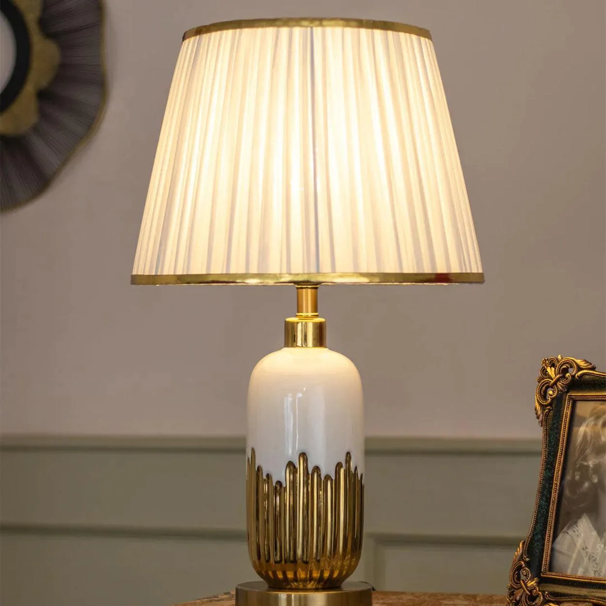 CAPSULE GOLD AND WHITE CERAMIC TABLE LAMP BEDSIDE LAMP
