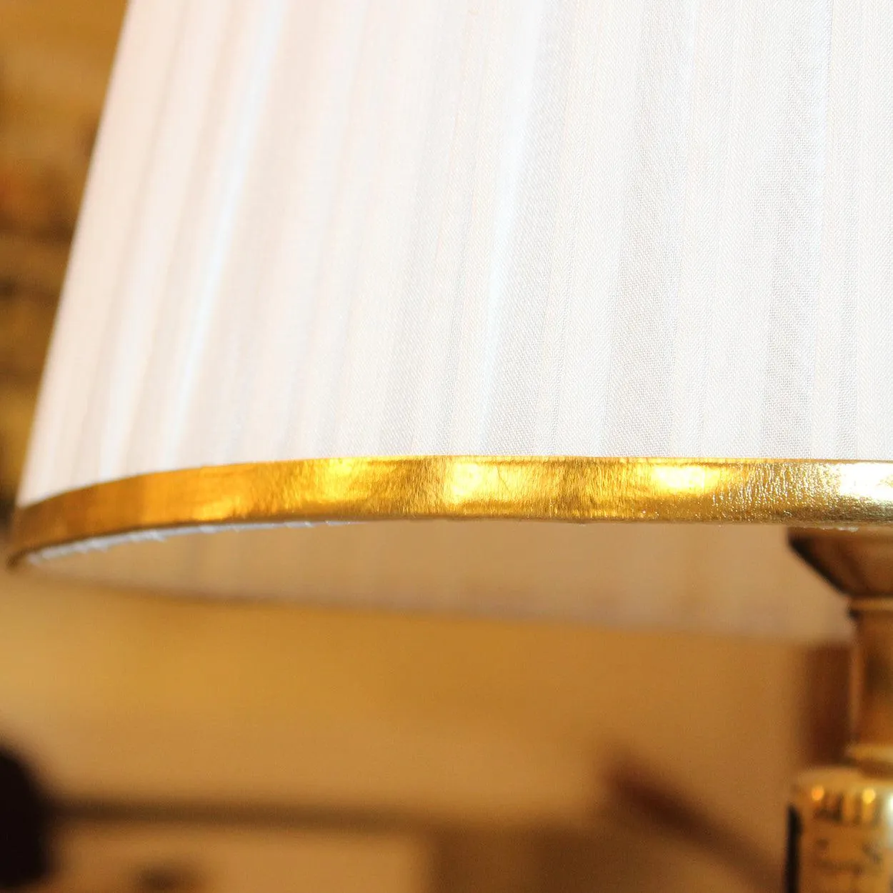 CAPSULE GOLD AND WHITE CERAMIC TABLE LAMP BEDSIDE LAMP